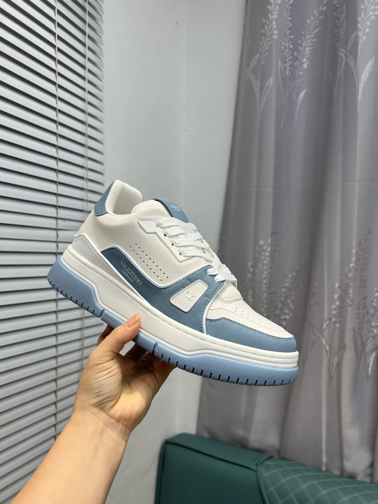 Men's Men's Shoes 💰660 Valentino 2023 early autumn new star shoes are now online! Wang Hedi and Ren Jialun have been worn by many celebrities. Who can refuse the same couple shoes as Wang Hedi! The design of Stars Stab My Heart is cool and spicy. The material of the shoes is cowhide, and every color is beautiful! Size 35-40, men’s size 39-44 (women’s 41, men’s 38, 45🉑️customized)